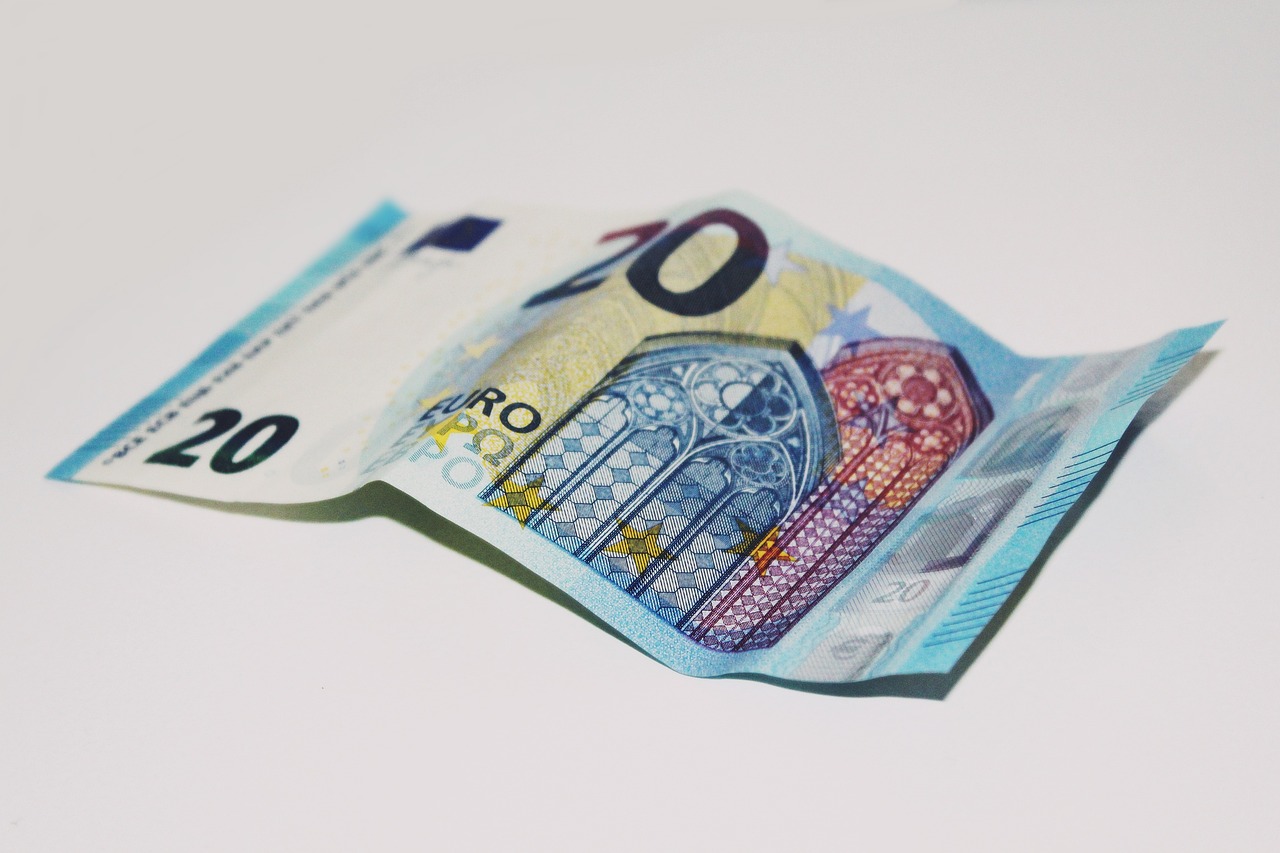 深度解析嘉实货币基金070008，稳健投资的现金管家