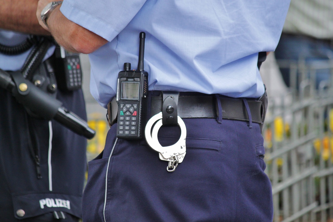 穿制服人员殴打村民，违法犯罪行为的严峻警示