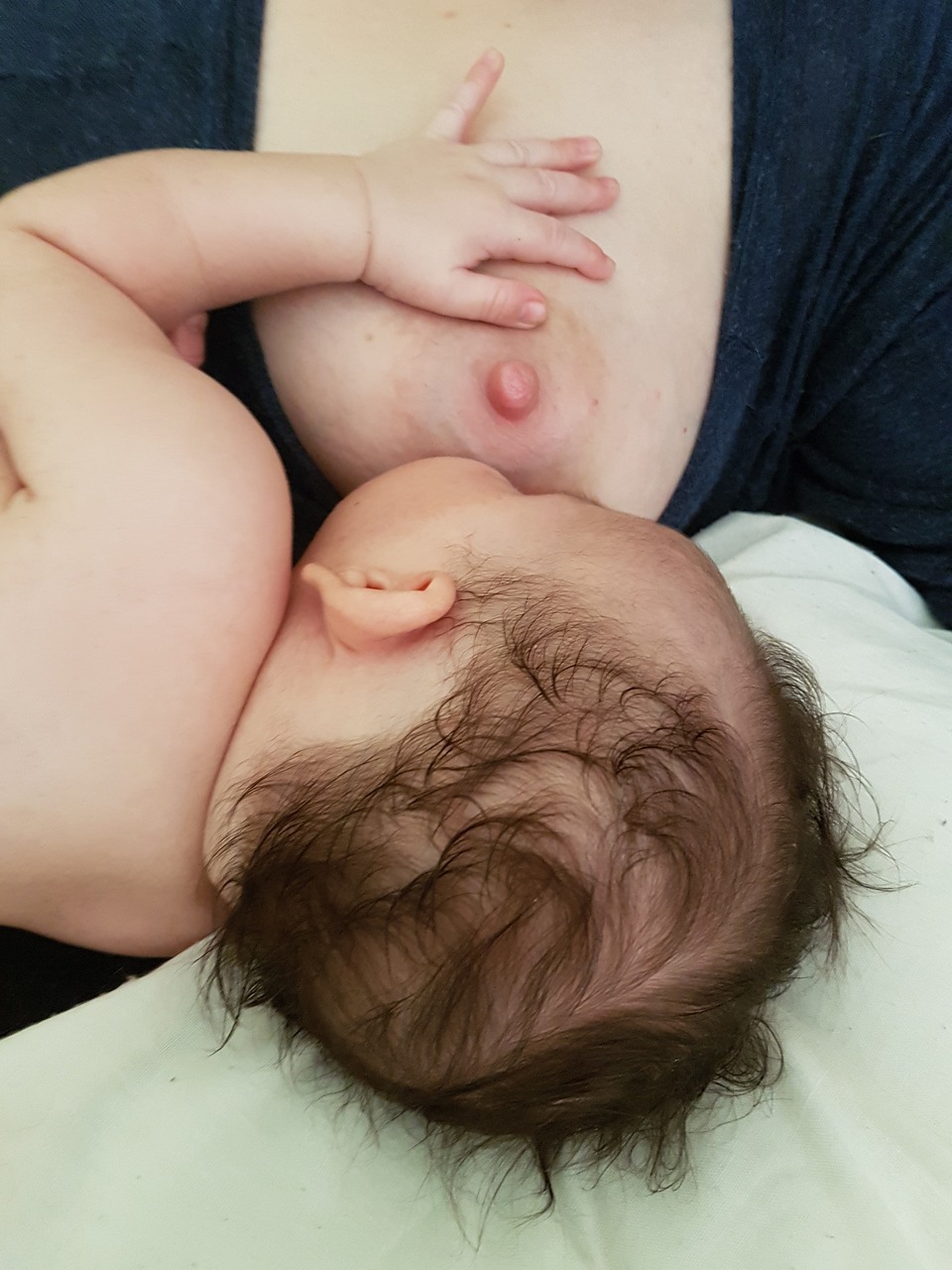 母乳喂养的温馨时光，哺乳假规定的全解析